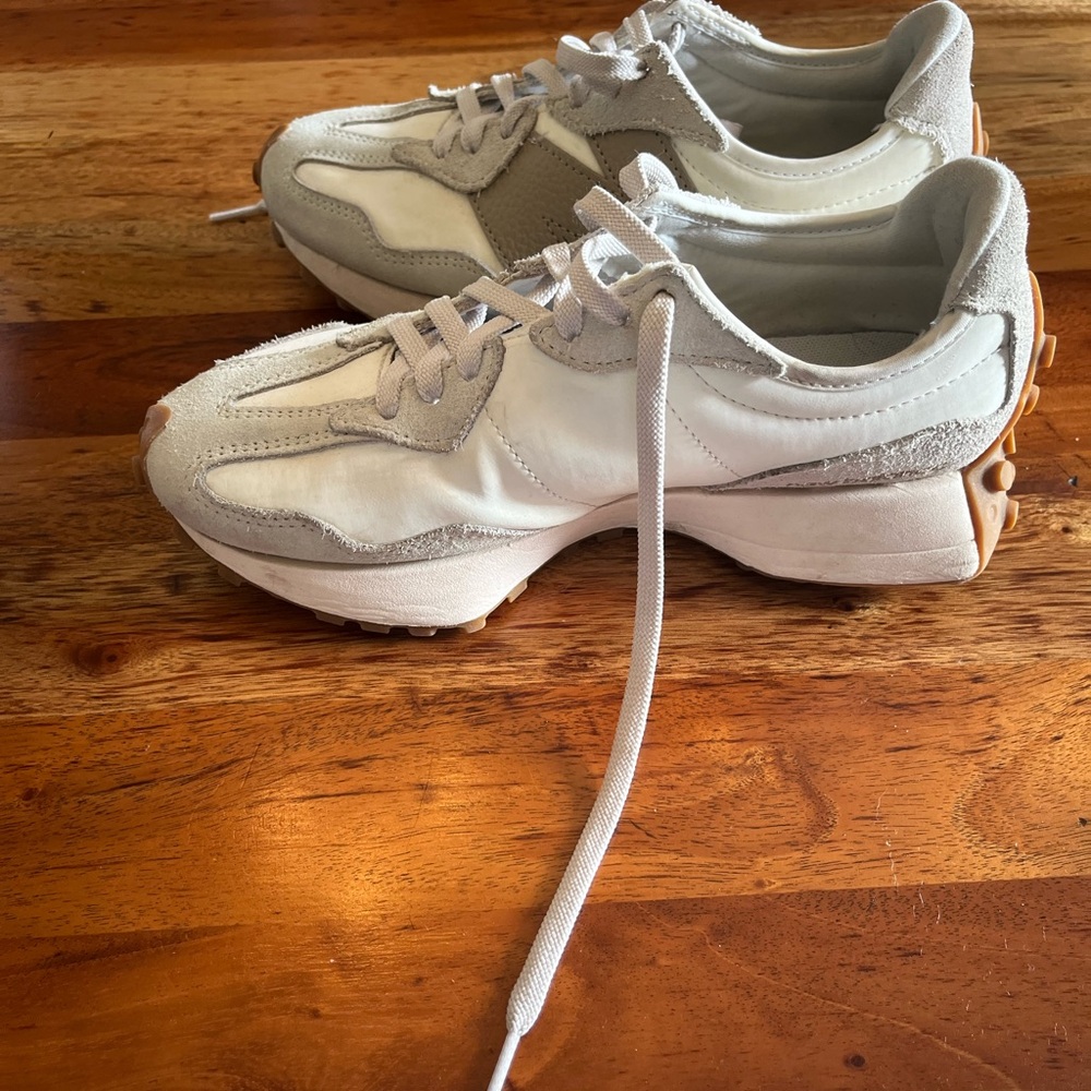 New Balance 327
Color- Linen/Sea Salt